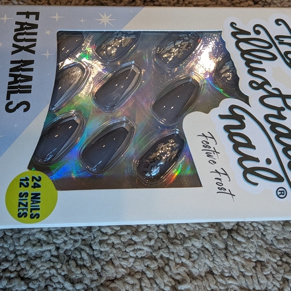 The Illustrated Nail Festive Frost 24 Faux Nails NIB - Picture 2 of 3